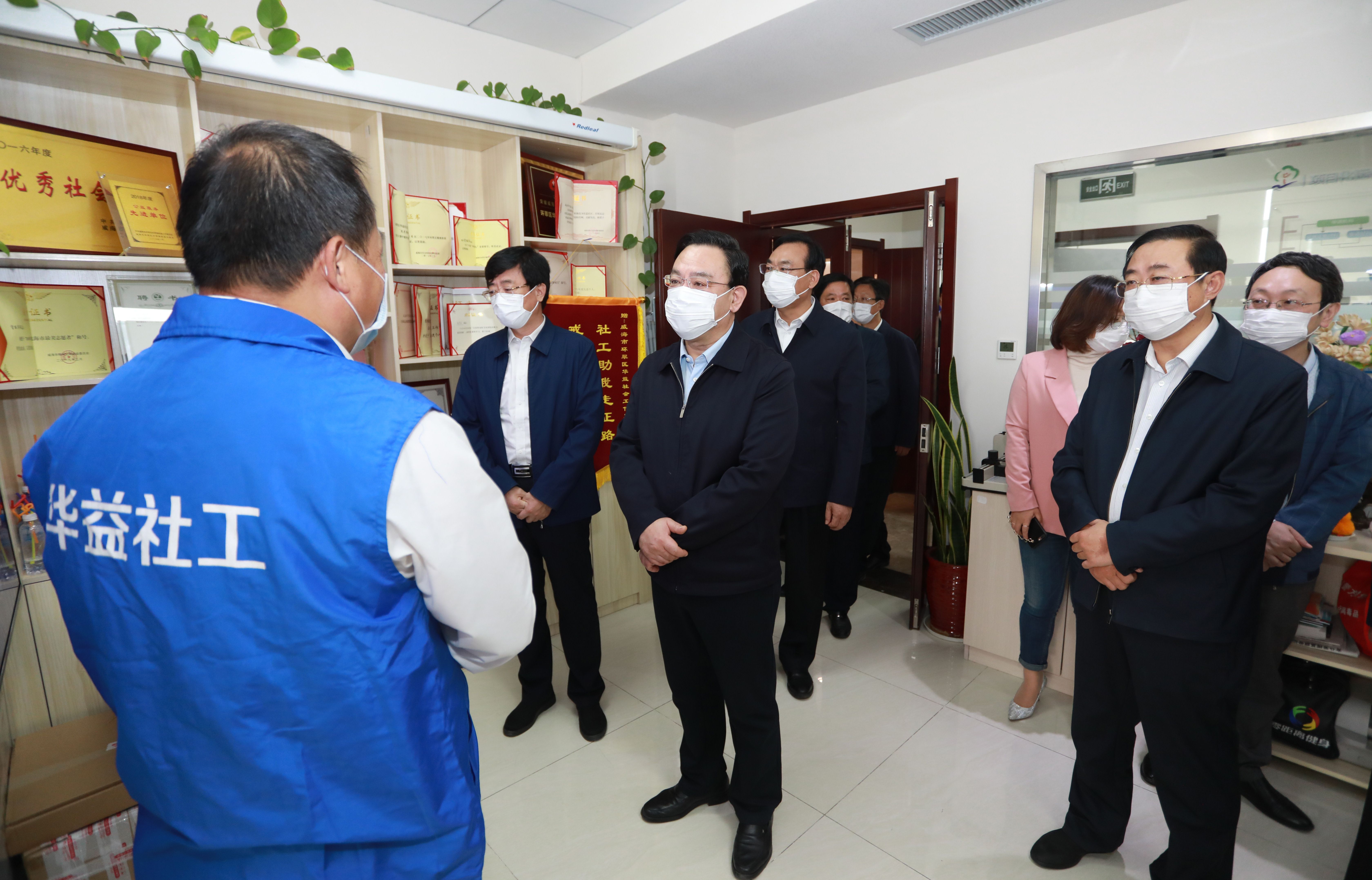 10.19 闫市长照片11.jpg